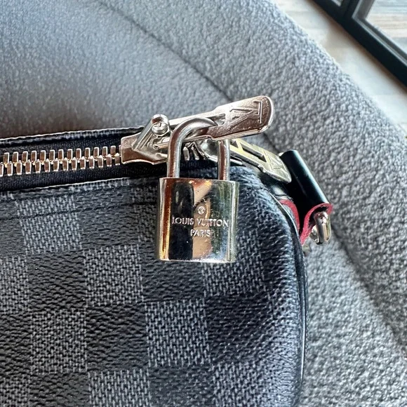 Louis Vuitton Keepall 55 Bandoulière Damier Graphite Red Trim Limited Edition - Picture 3 of 8